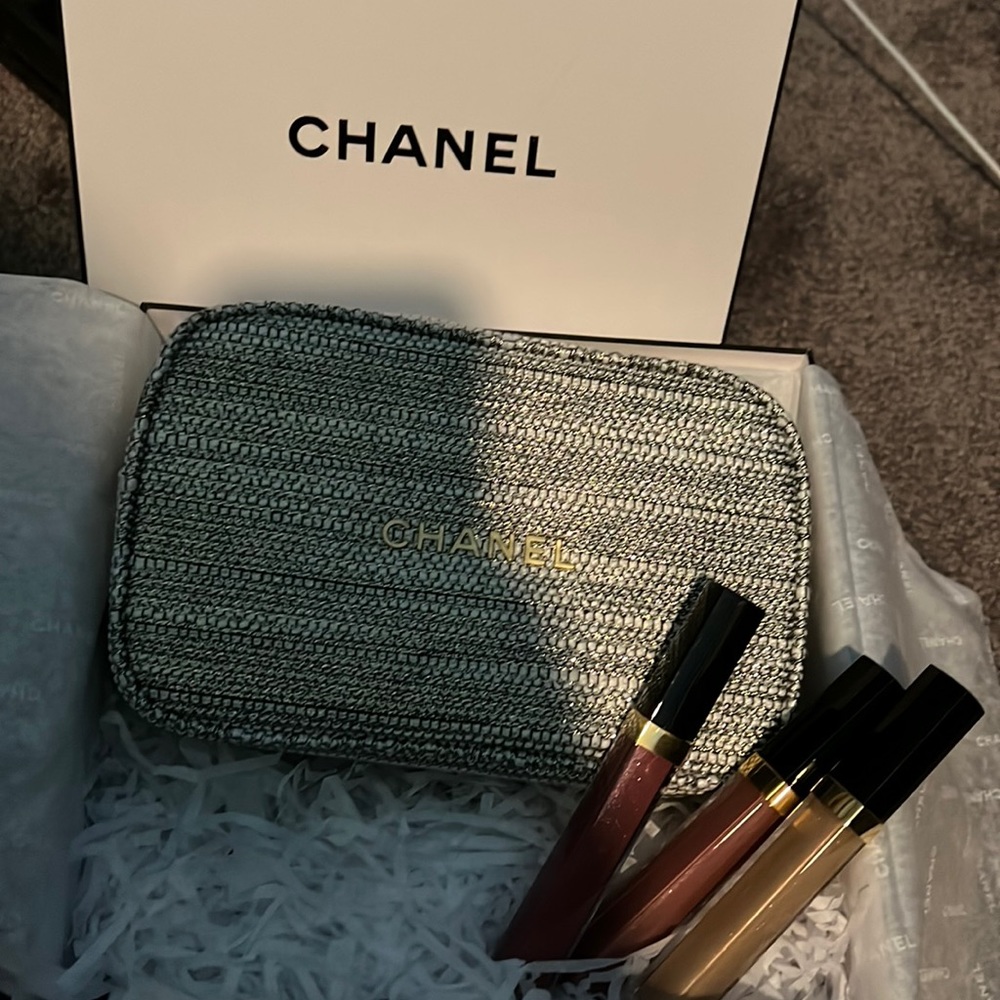 Brand-new Chanel cosmetic bag you get three lip gloss never use